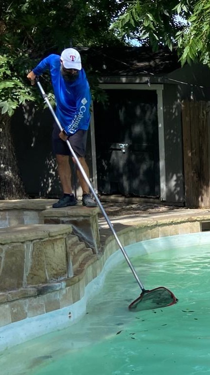 Eduardo, fundador da BrazTex, cuidando de uma piscina