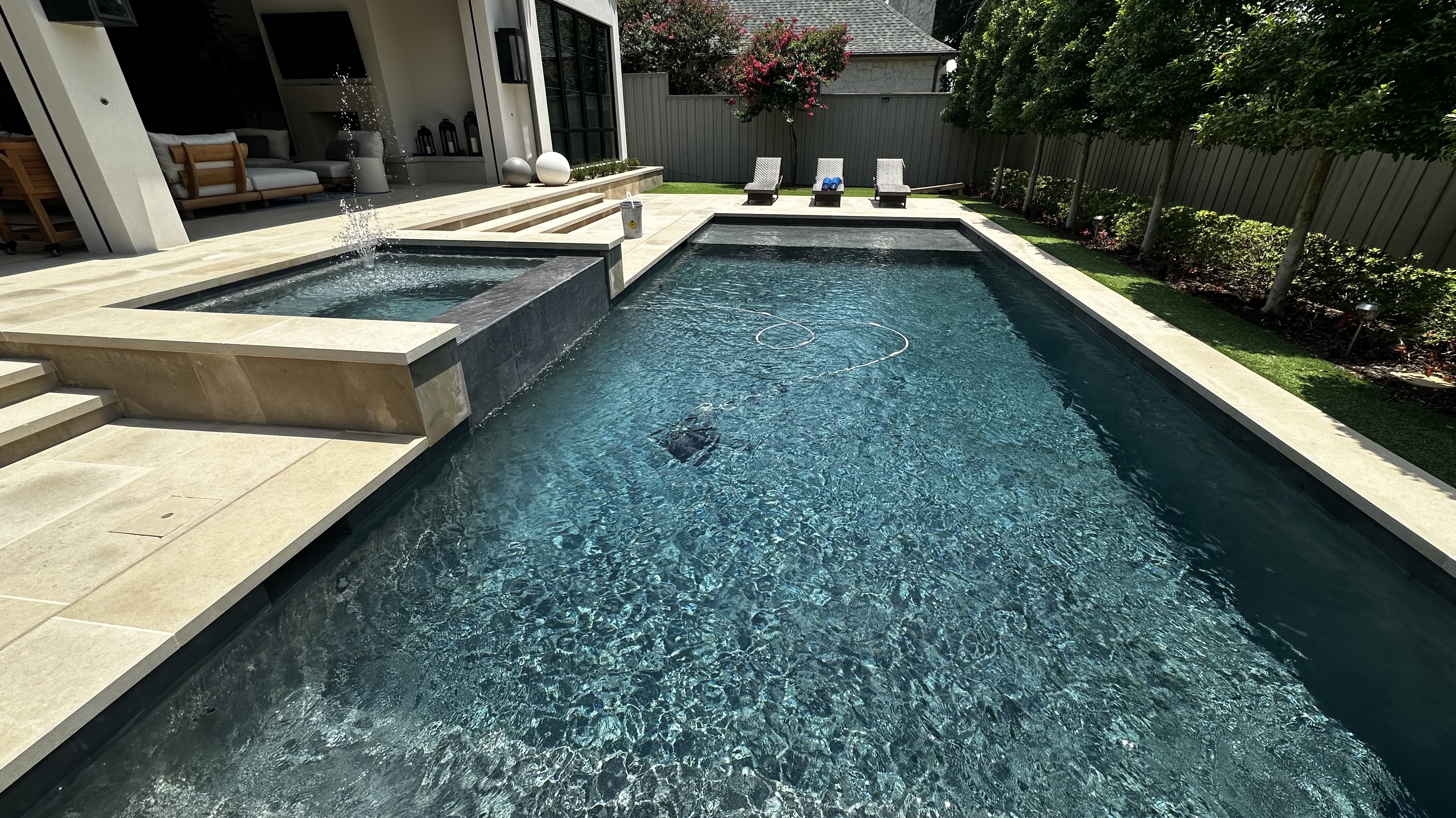 Piscina residencial com água limpa após atendimento da BrazTex
