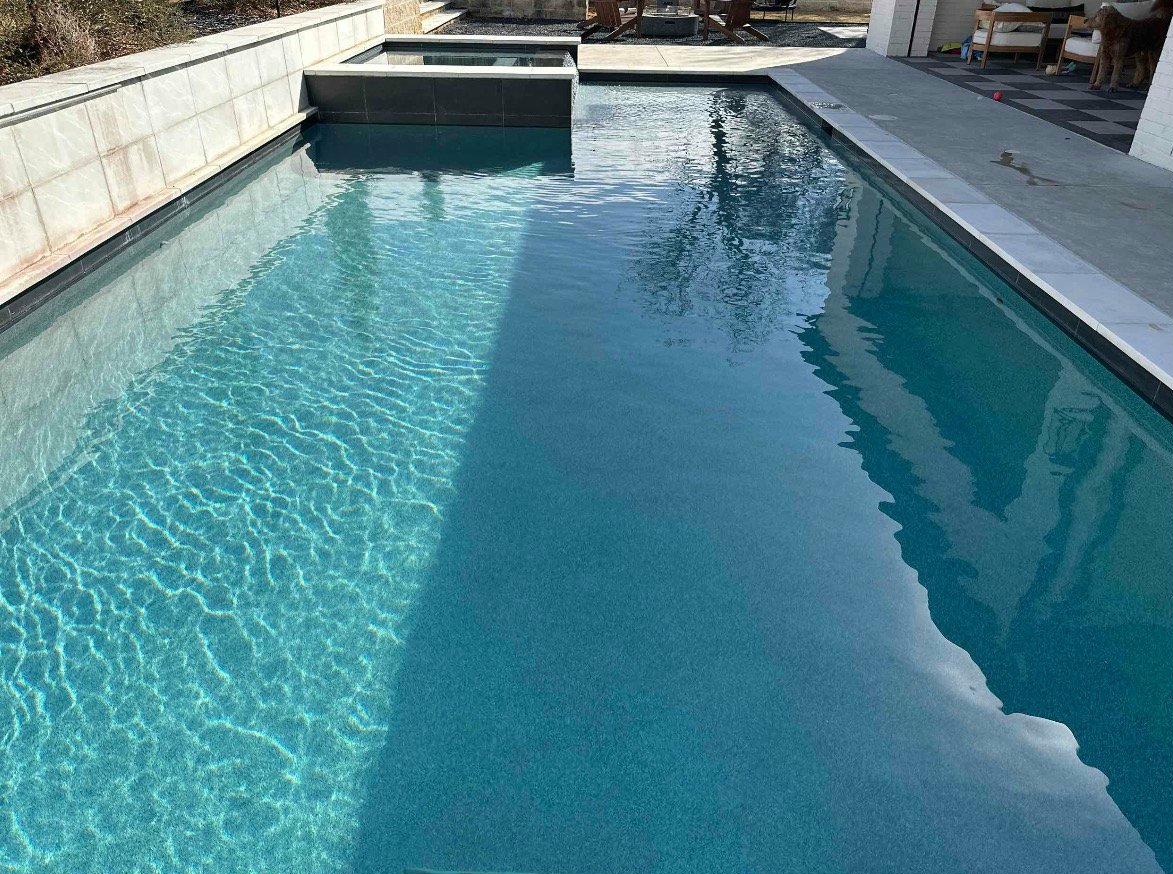 Piscina azul com equipamentos verificados pela BrazTex