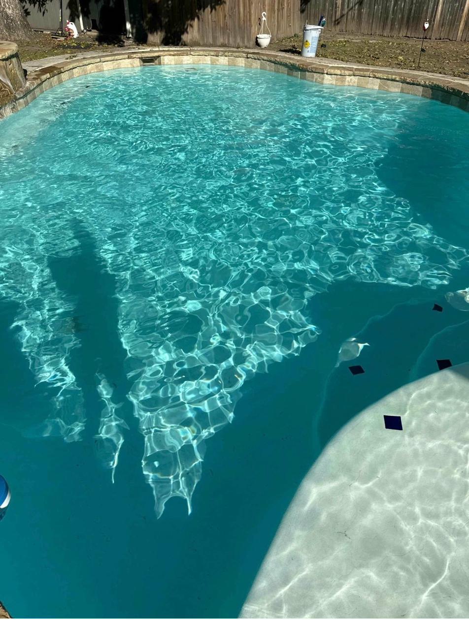 Água de piscina cristalina após análise e correção dos parâmetros